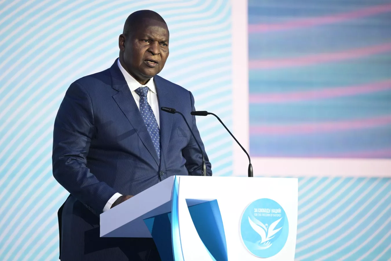 Le néocolonialisme entraîne le sous-développement de l’Afrique, dit le Président de la RCA à Moscou