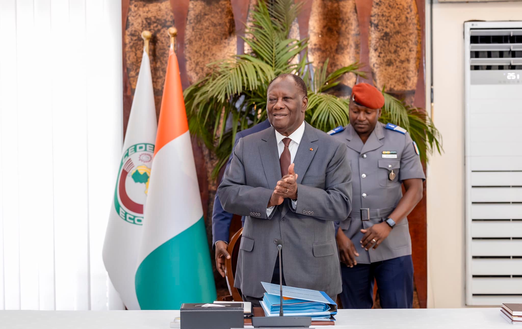 Alassane Ouattara gracie 51 détenus civils et militaires dont Soul to Soul, un pro-Soro