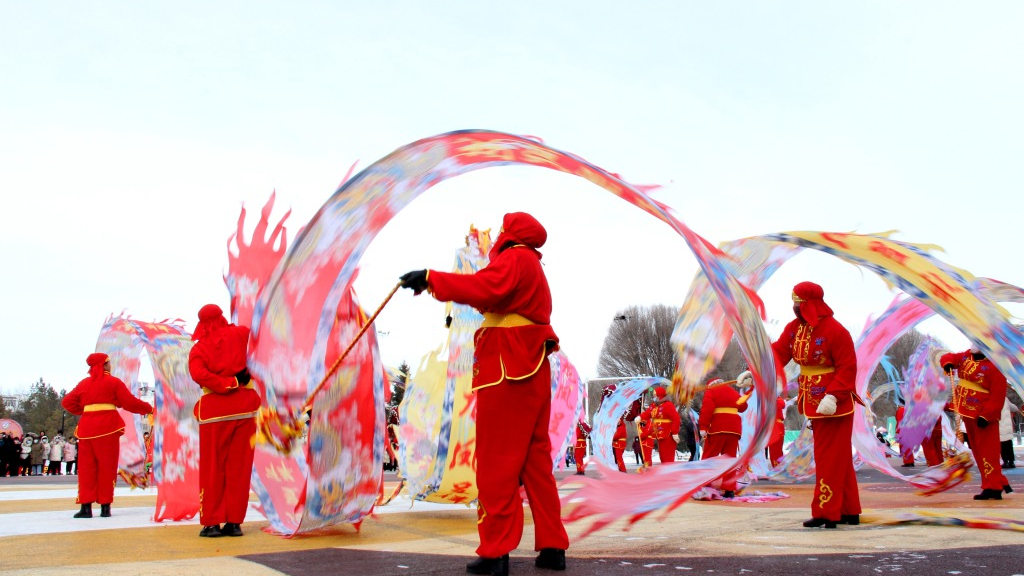 Xinjiang : des spectacles folkloriques pour célébrer la Fête des Lanternes