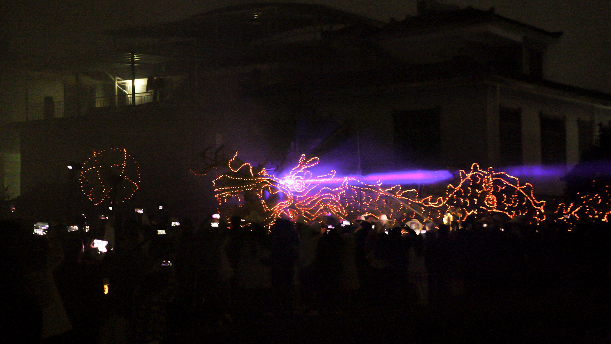 Les habitants de Rucheng exécutent la danse du dragon de l'encens en priant une nouvelle année prospère