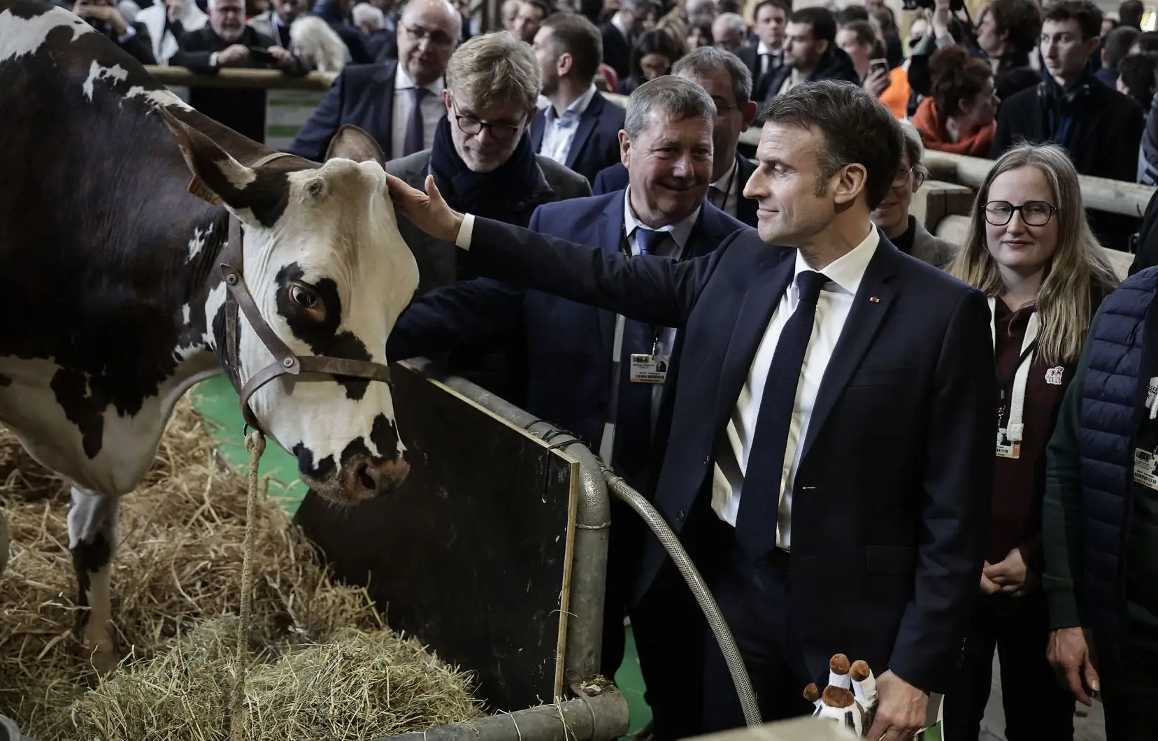 A Paris, la visite de Macron au Salon de l'agriculture vire au chaos, du jamais vu