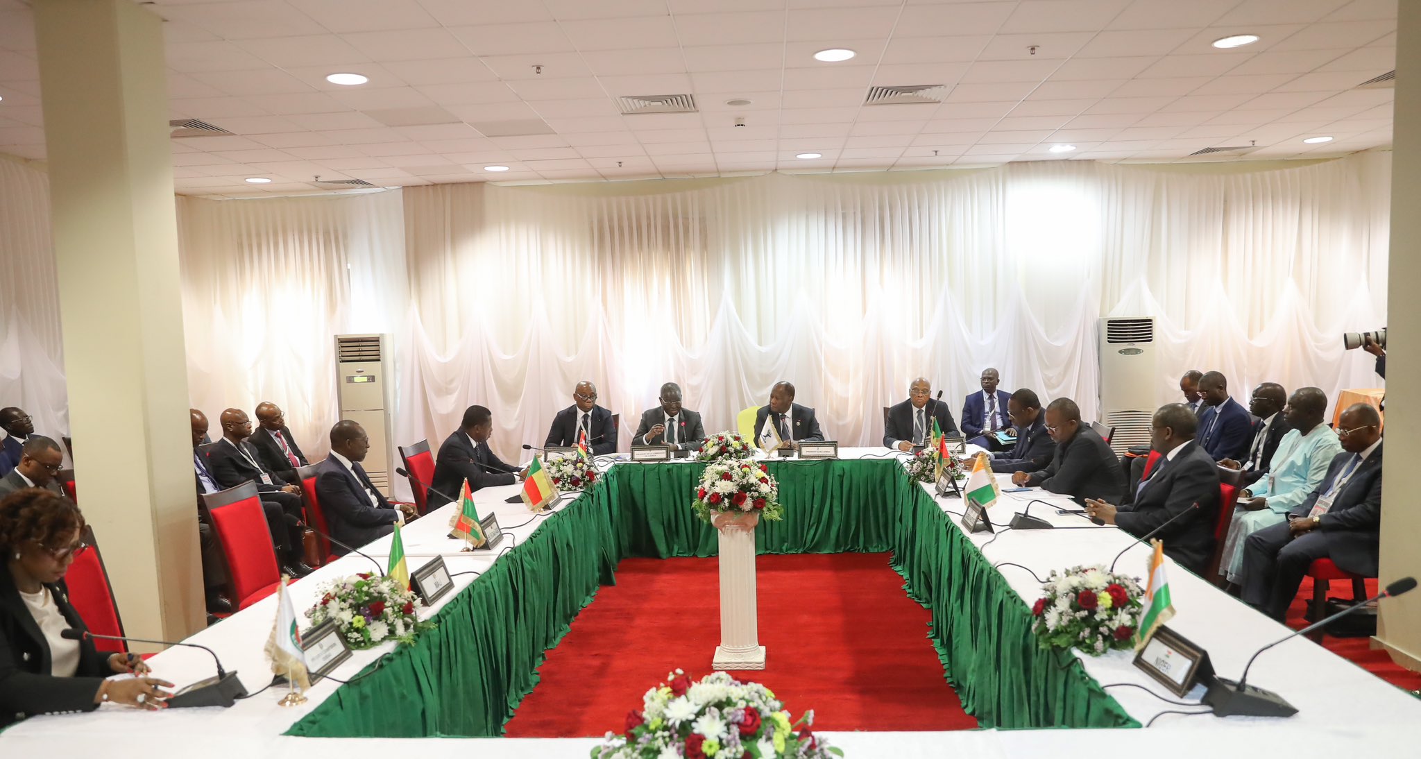 Communiqué final - Sommet Extraordinaire de la Conférence des chefs d’Etat et de Gouvernement de la CEDEAO sur la situation politique, la paix et la sécurité dans la région.