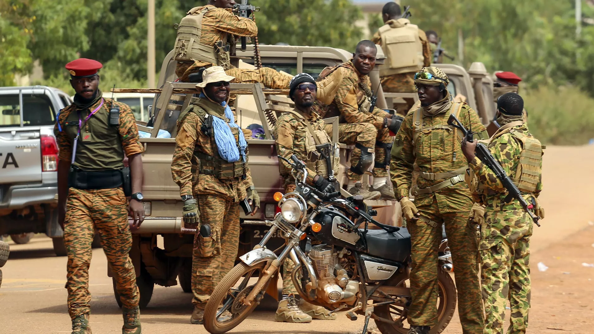L'armée du Burkina résiste aux assauts de milliers de terroristes