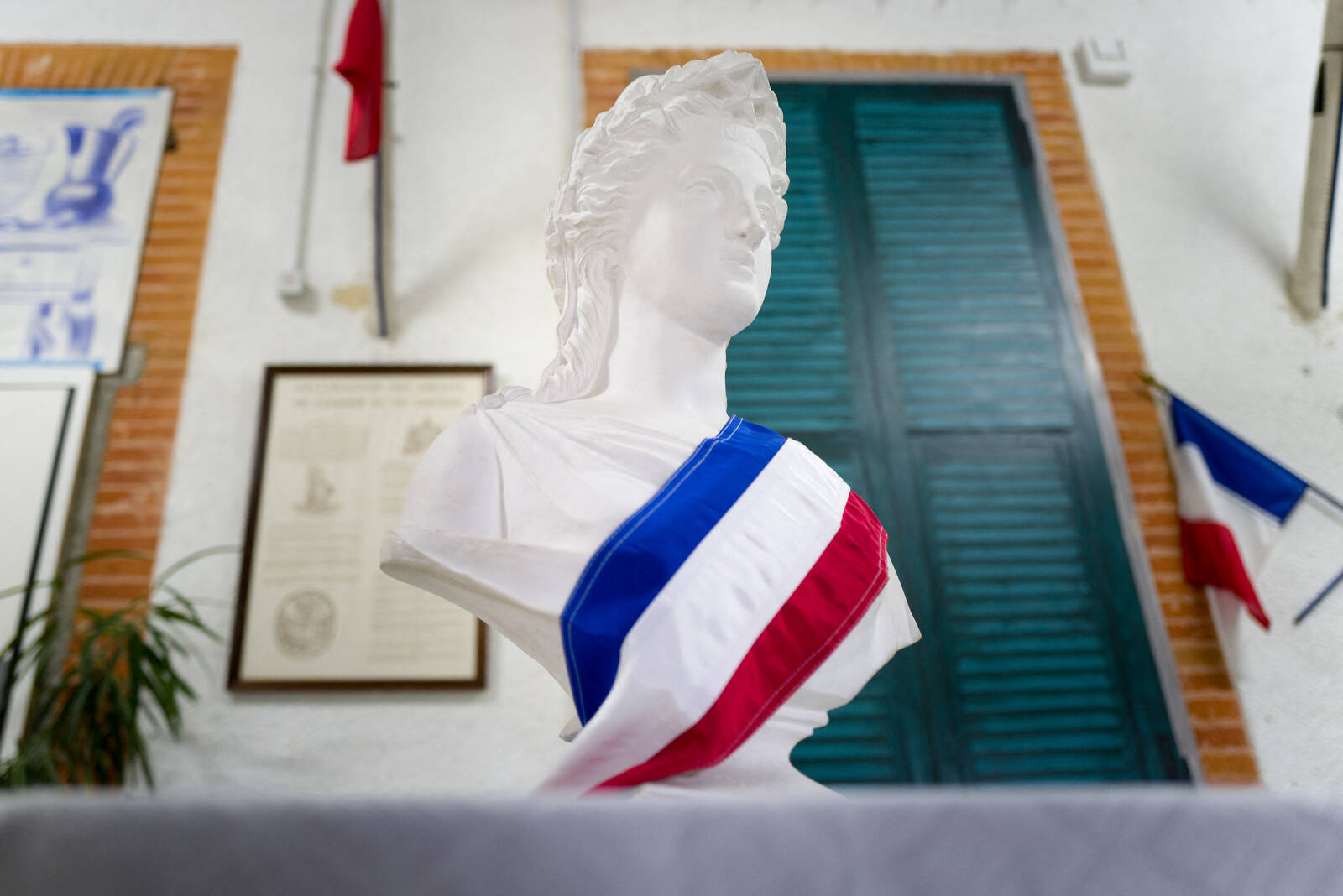 France : Effrayés par des pétards, trois élus sautent par la fenêtre du conseil municipal