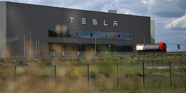 Tesla : un incendie volontaire met à l'arrêt son usine allemande, plusieurs centaines de millions d'euros de préjudice