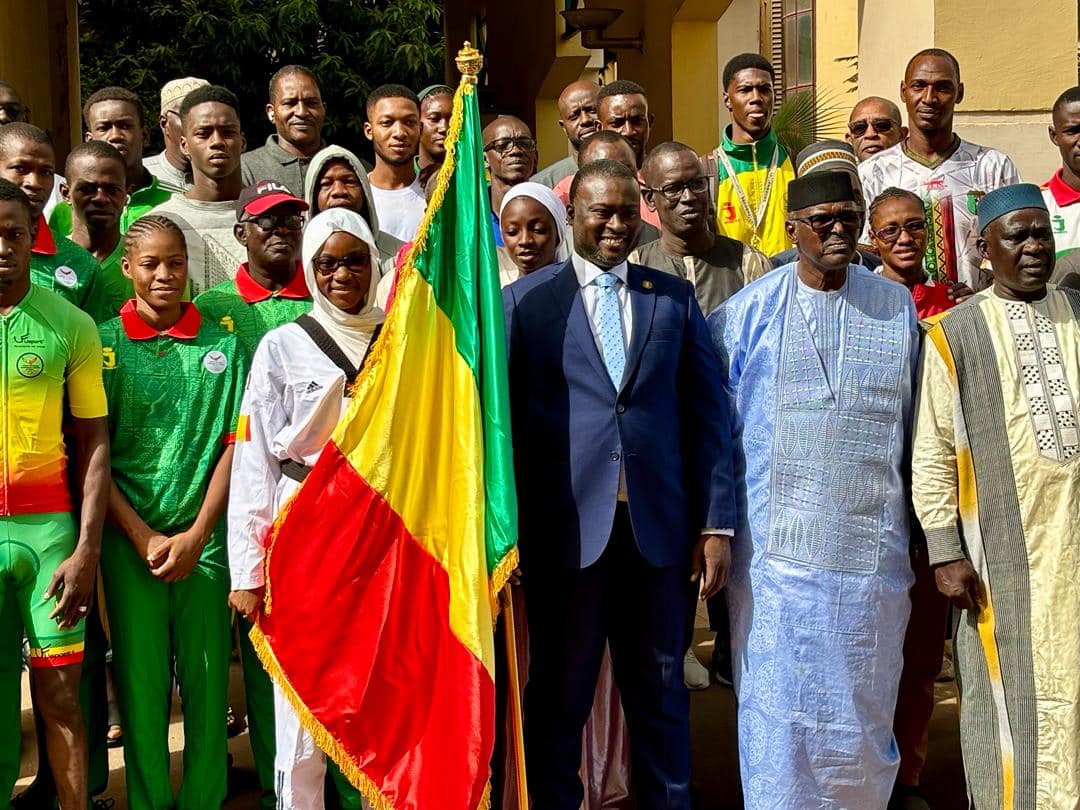 Jeux Africains Accra 2024 : Remise du drapeau national aux athlètes par le ministre des Sports