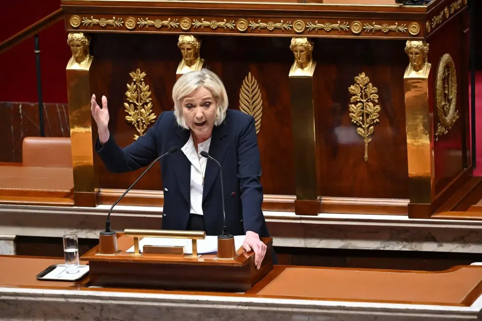Guerre en Ukraine : Marine Le Pen accuse l’exécutif d’avoir « détourné, exploité et instrumentalisé » le conflit