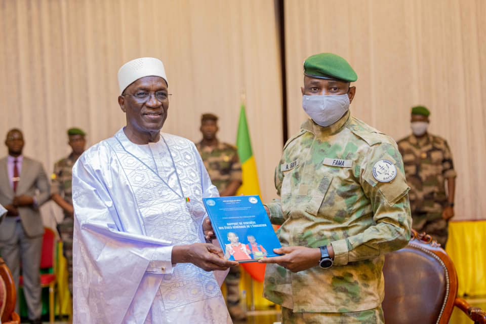 Koulouba : Remise du rapport des États généraux de l’éducation au Président de la Transition, le Colonel Assimi GOITA