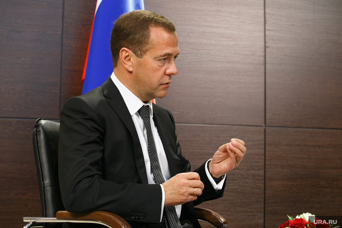 Medvedev a salué l'idée de la France d'envoyer des troupes en Ukraine