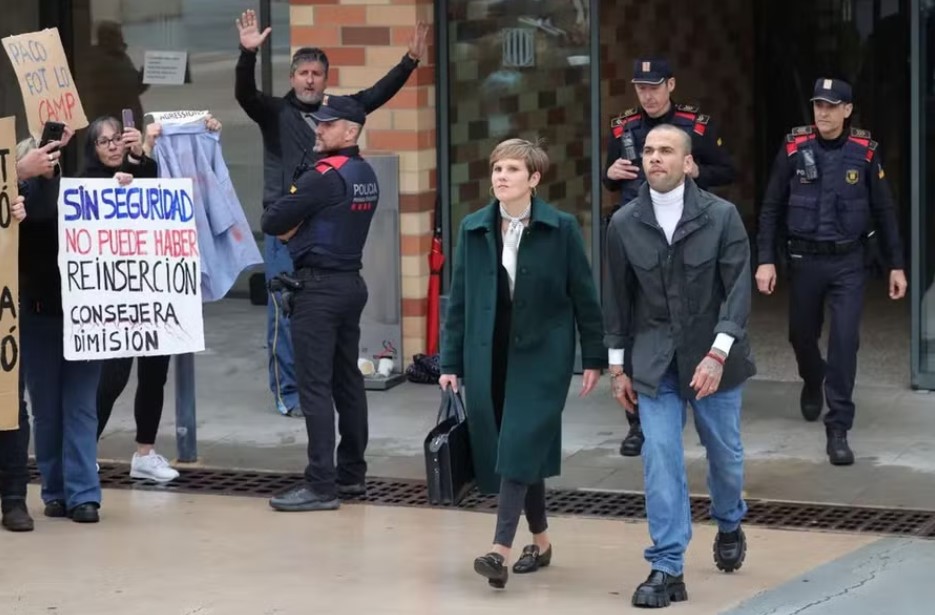 Après avoir payé sa caution d'un million d'euros, Dani Alves a été libéré de prison à Barcelone