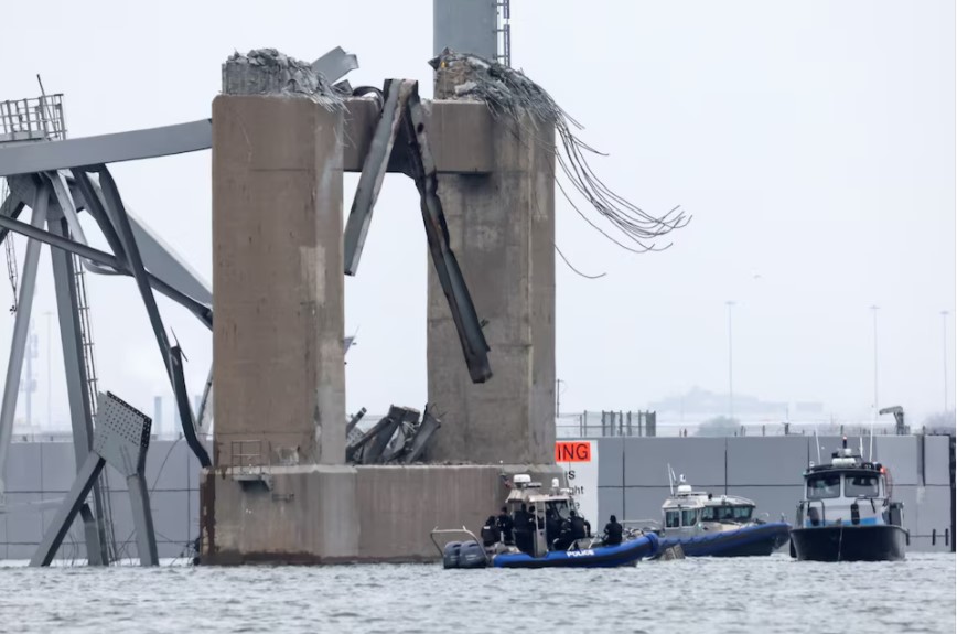 Des responsables américains montent à bord d'un navire qui a heurté le pont de Baltimore et des plongeurs recherchent des corps