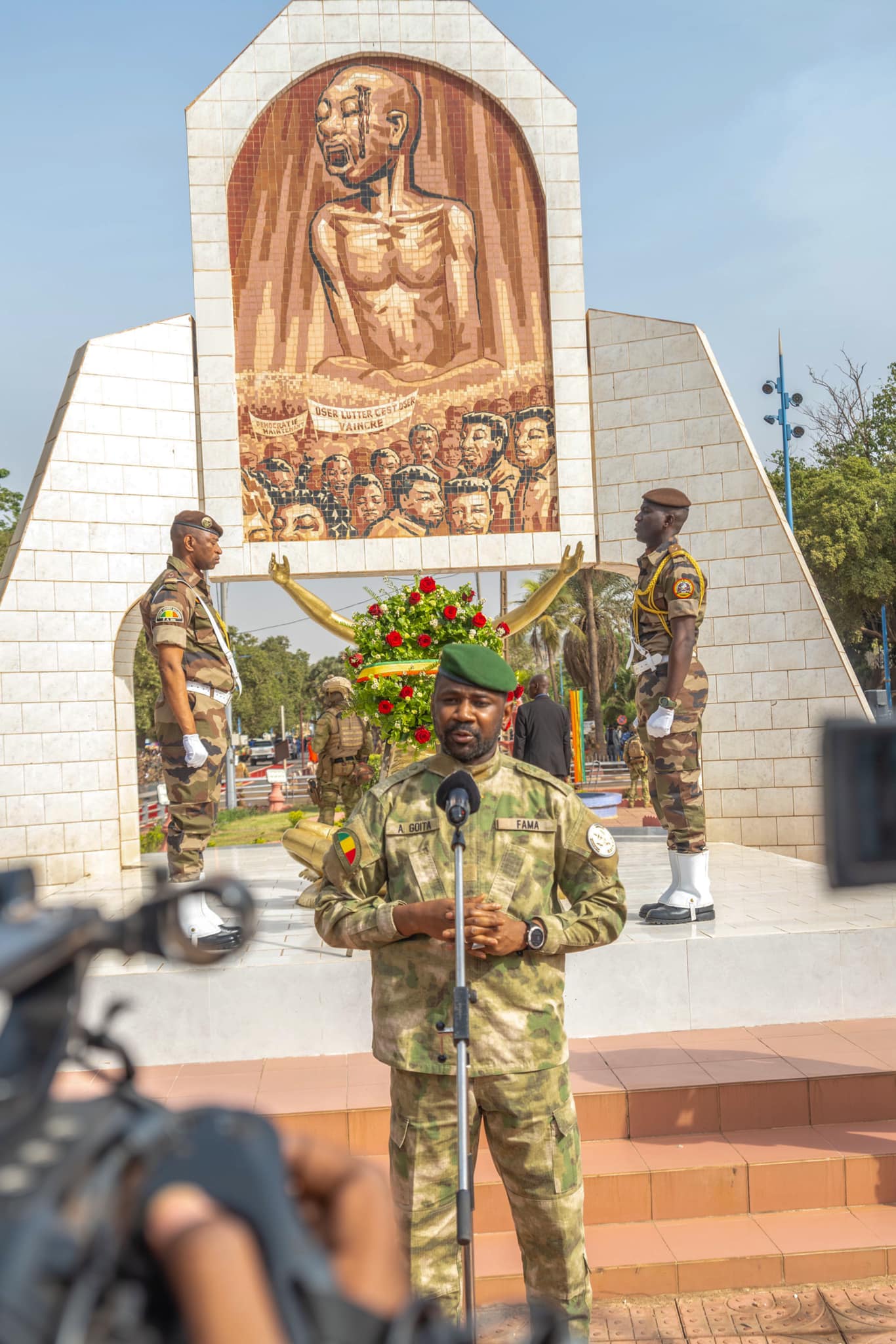 Journée des Martyrs : dépôts de fleurs aux monuments des Martyrs par le Président de la Transition