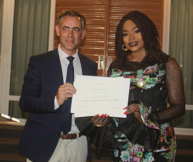 Oumou Sangare élevée par la France au rang d’Officier dans l’Ordre des Arts et des Lettres . L’apothéose pour la diva du Wassoulou