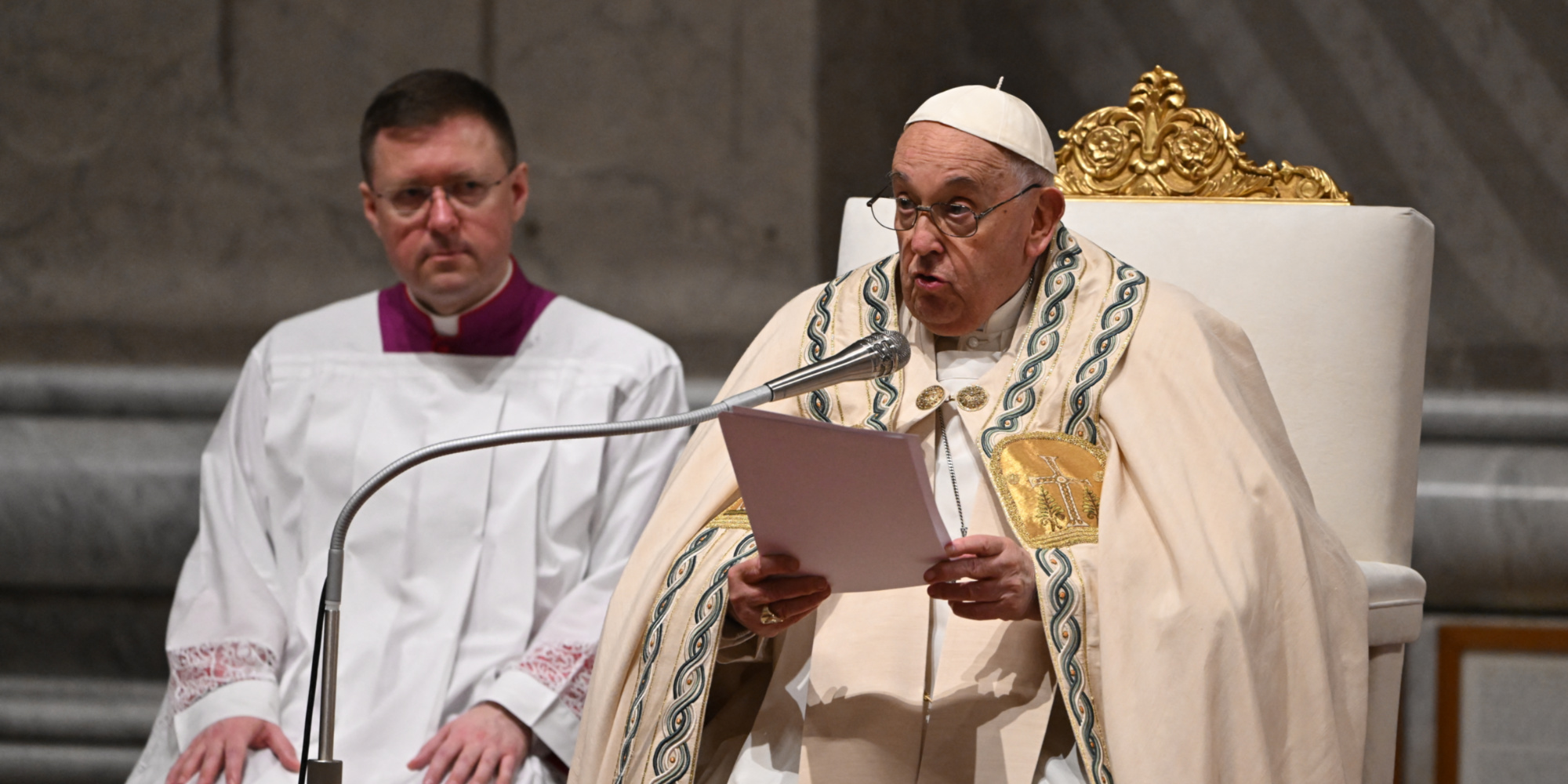 Le pape préside la messe de Pâques malgré sa santé chancelante