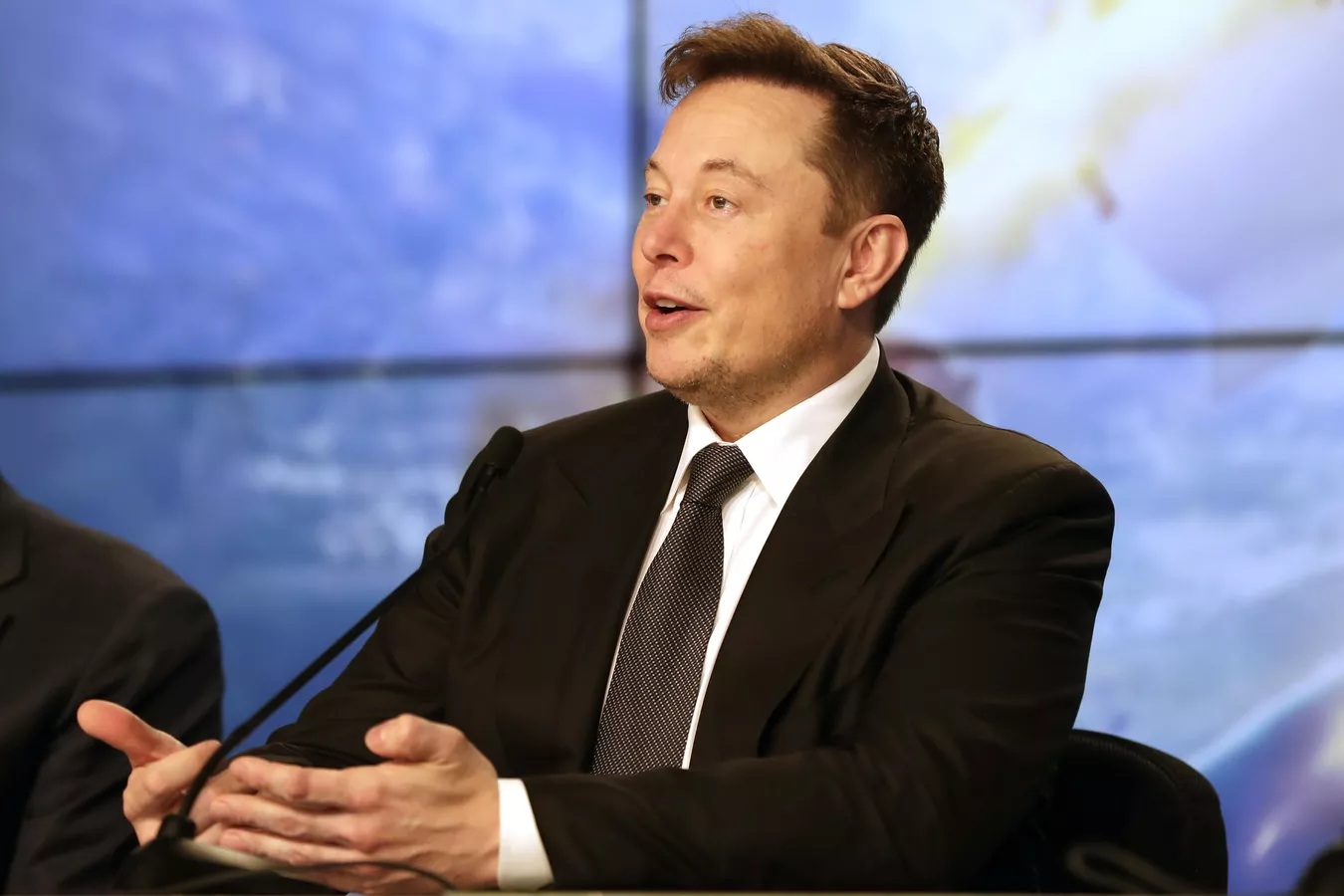 "Plus le conflit se prolonge, plus la Russie gagnera de territoires", prévient Elon Musk