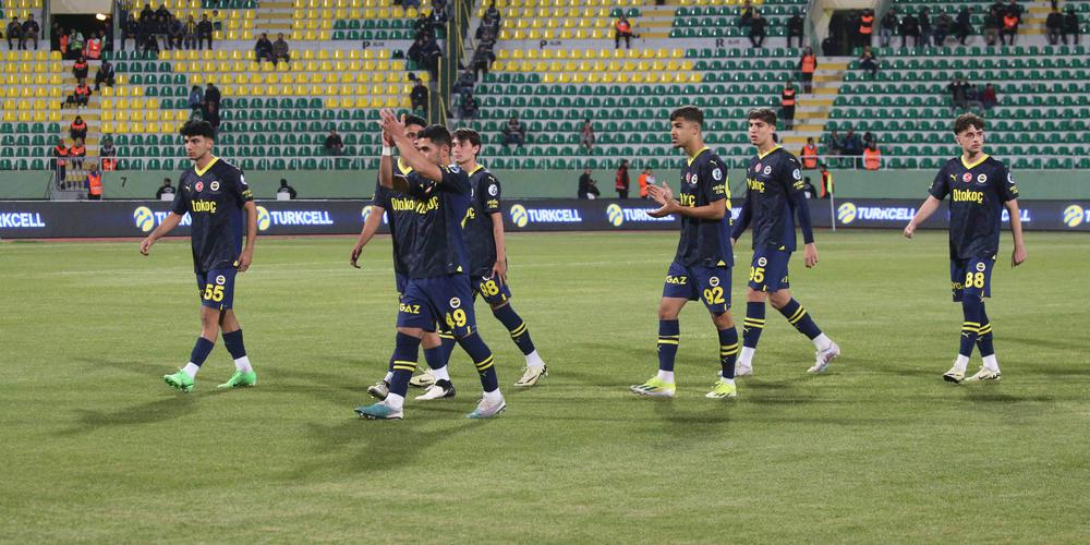 Scène folle en Supercoupe de Turquie: Fenerbahçe quitte le terrain après trois minutes, Galatasaray décide d’affronter… ses remplaçants