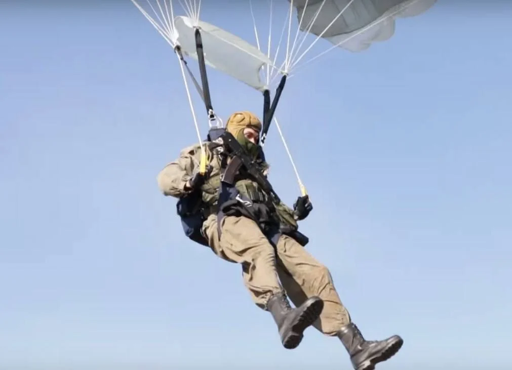 La Russie propose une formation de parachutistes aux pays amis