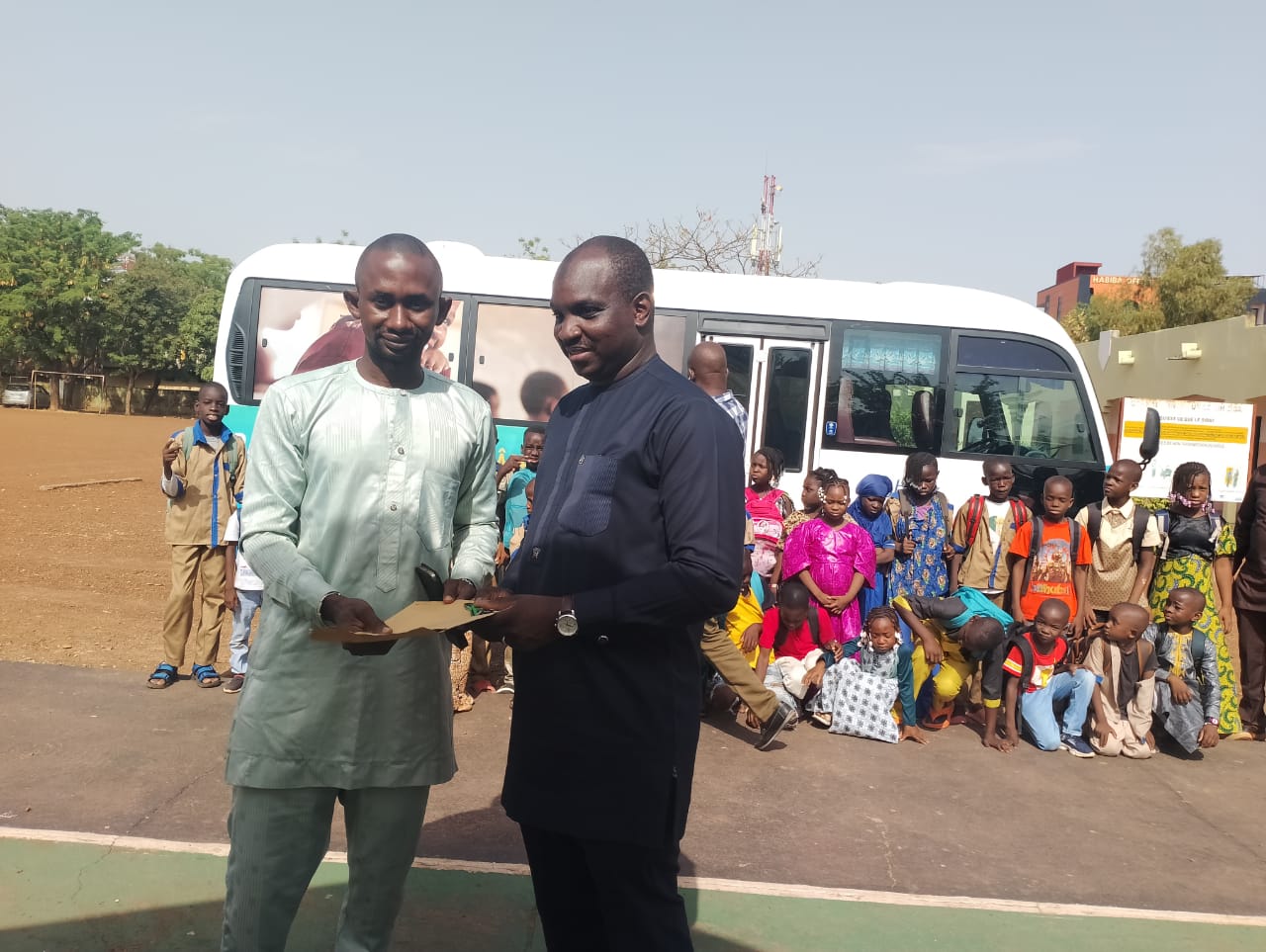 Ecobank Mali offre un minibus à l'école des enfants déficients auditifs "Jigiya Kalanso" 