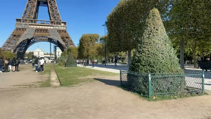 "J'ai senti son crachat sur mon voile": une touriste marocaine, en visite à Paris, porte plainte après une agression