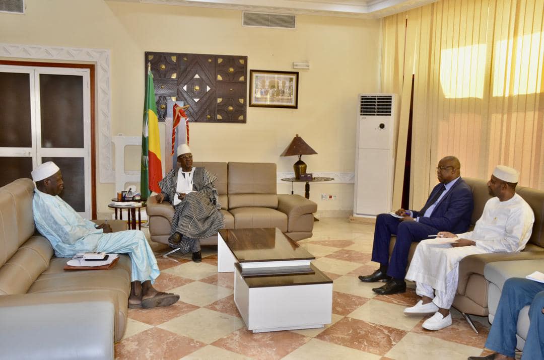 L'Ancien ministre Harouna Niang en visite à la primature : « Du coton malien pour les tenues de sport »