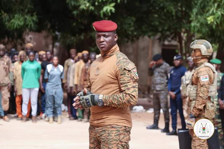 Burkina - Le Chef de l’Etat aux FDS des Cascades : « Préparez-vous à la guerre de haute intensité ! »