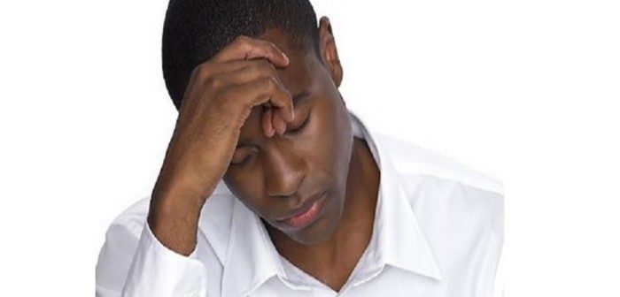 Il confond les actes de générosité de sa patronne et lui fait des avances