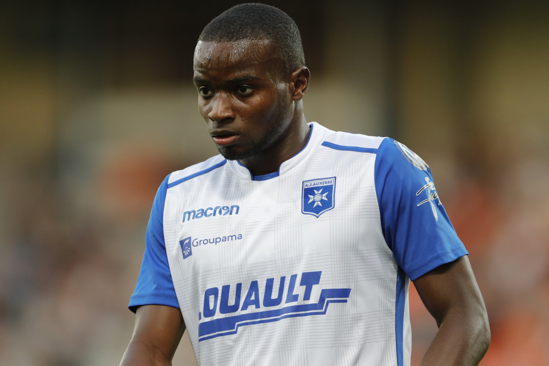 TÉMOIGNAGE. À 29 ans, ce footballeur doit prendre sa retraite et suspecte le vaccin contre le Covid