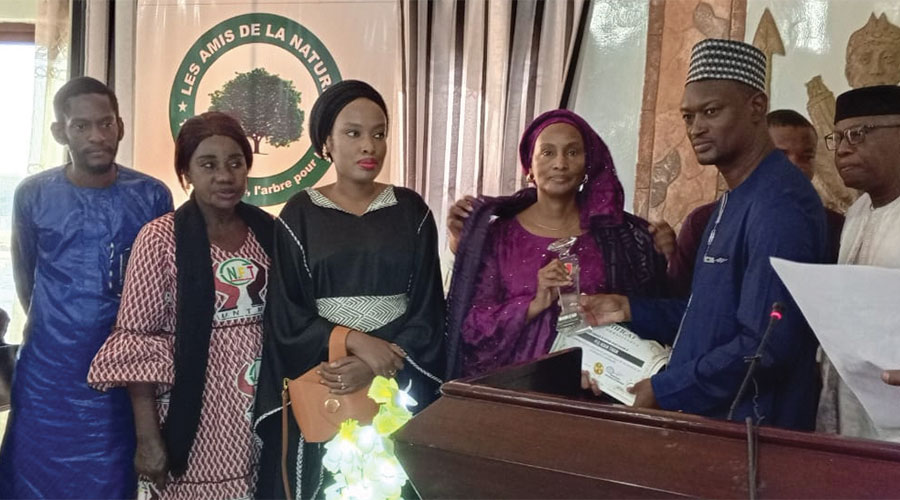 Hommage à feu Adam Thiam : Le magazine à la découverte des Leaders dédie un trophée à l’illustre disparu