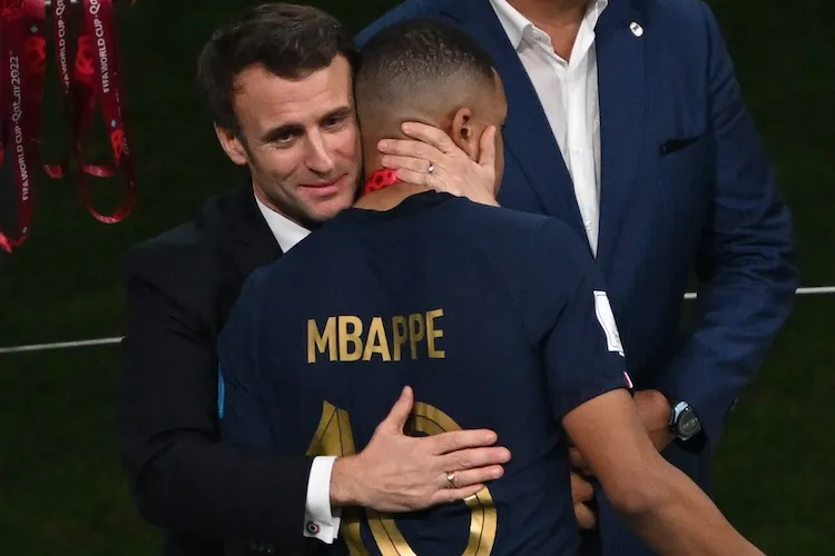Macron : "Je me suis retrouvé avec le père de Mbappé et je lui ai demandé..."