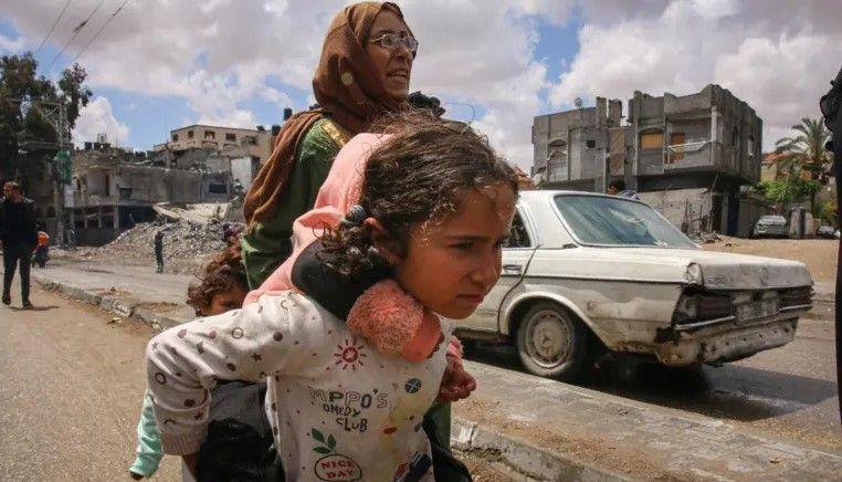 « Mes enfants s'accrochent à moi alors que les chiens déterrent les cadavres » : scènes terrifiantes de Palestiniens à Rafah