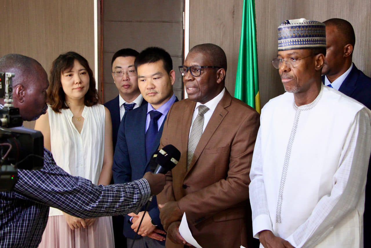 Signature de l'accord sur le projet de lithium de Goulamina et la mine de Morila entre l'Etat du Mali,GANFENG LITHIUM CO, LEO LITHIUM ET FIREFINCH.