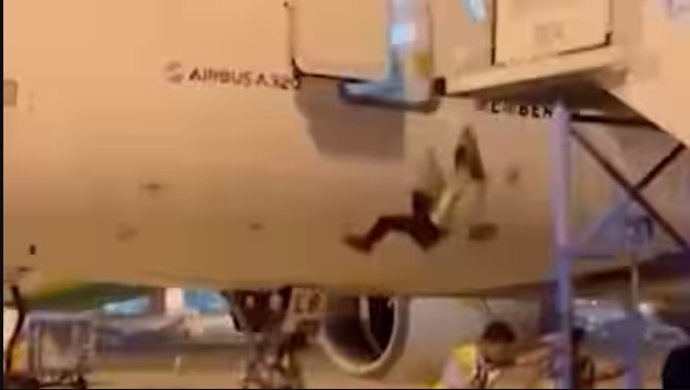 Indonésie : Un homme s’écrase sur le tarmac après une erreur de ses collègues