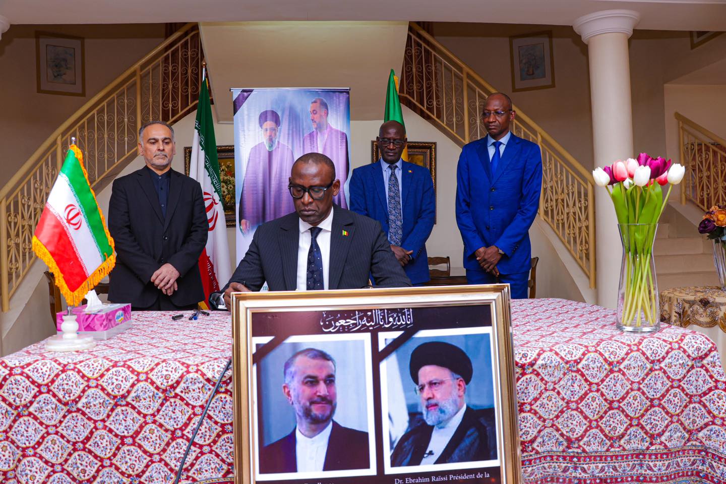 Le ministre Abdoulaye DIOP signe le livre de condoléances suite à la disparition de l’Ayatollah Docteur Seyyed Ebrahim RAÏSI, Président de la République Islamique d'Iran et de Son Excellence Docteur Hossein Amir-ABDOLLAHIAN, MAE
