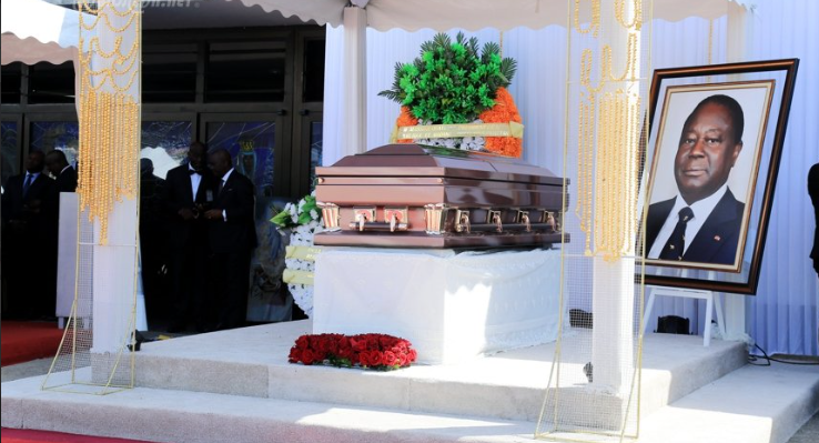 Côte d'Ivoire  : Levée du corps de Henri Konan Bédié en présence de Alassane Ouattara