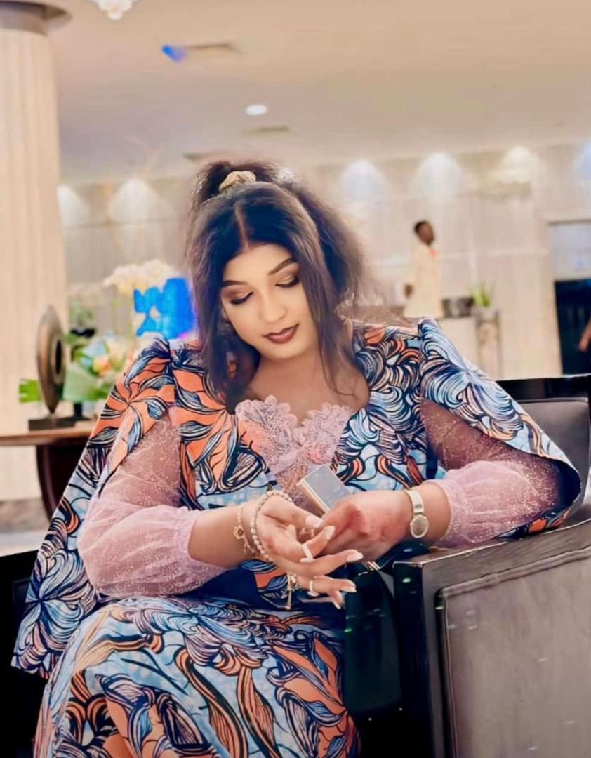 La Présidente Fatoumata Niane Batouly éclaire l’orphelinat ASHED de Mountougoula avec des lampes solaires intelligentes.