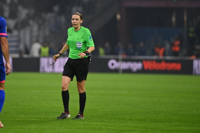 Football : Stéphanie Frappart évacuée par les forces de l'ordre après un match mouvementé en finale de la Coupe de Grèce