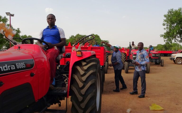Burkina : Le gouvernement déploie des tracteurs pour labourer gratuitement les champs des producteurs