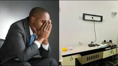 Une femme vole la télévision de l’homme qui l’a sauvée et hébergée pour une nuit