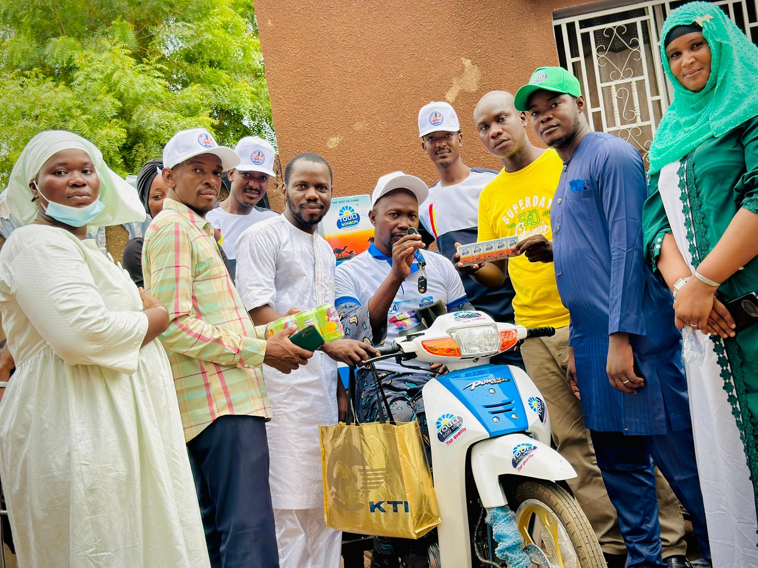 La Présidente Fatoumata Niane Batouly dote les commerciaux Touly’S à mobilité réduite de tricycles en Commune IV du District . 