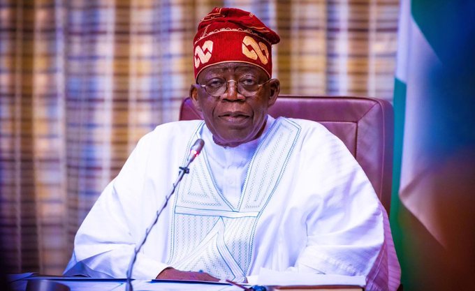 Nigéria : Bola Tinubu tombe pendant le défilé du 12 juin (vidéo)