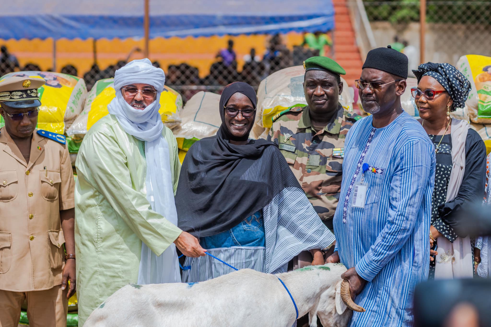 Œuvres sociales : un forage à l’école de Niamakoro, des kits alimentaires et des béliers pour les veuves et orphelins du camp militaire de Kati