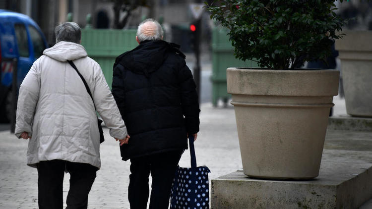 Les femmes vivent plus longtemps que les hommes, et la science semble enfin avoir trouvé pourquoi