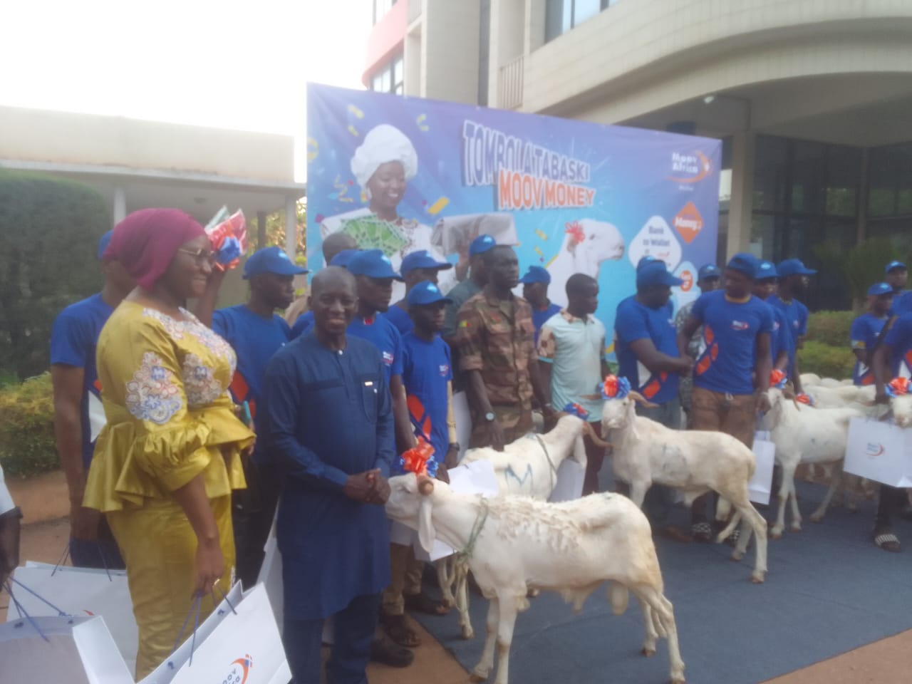 Tombola Tabaski de Moov Money : Les gagnants du tirage reçoivent leurs cadeaux.