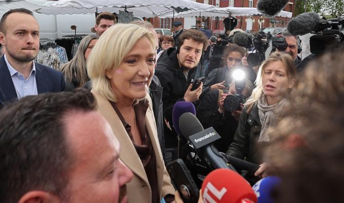 Marine Le Pen estime qu'«il ne restera à Macron que la démission» pour sortir d'une crise politique