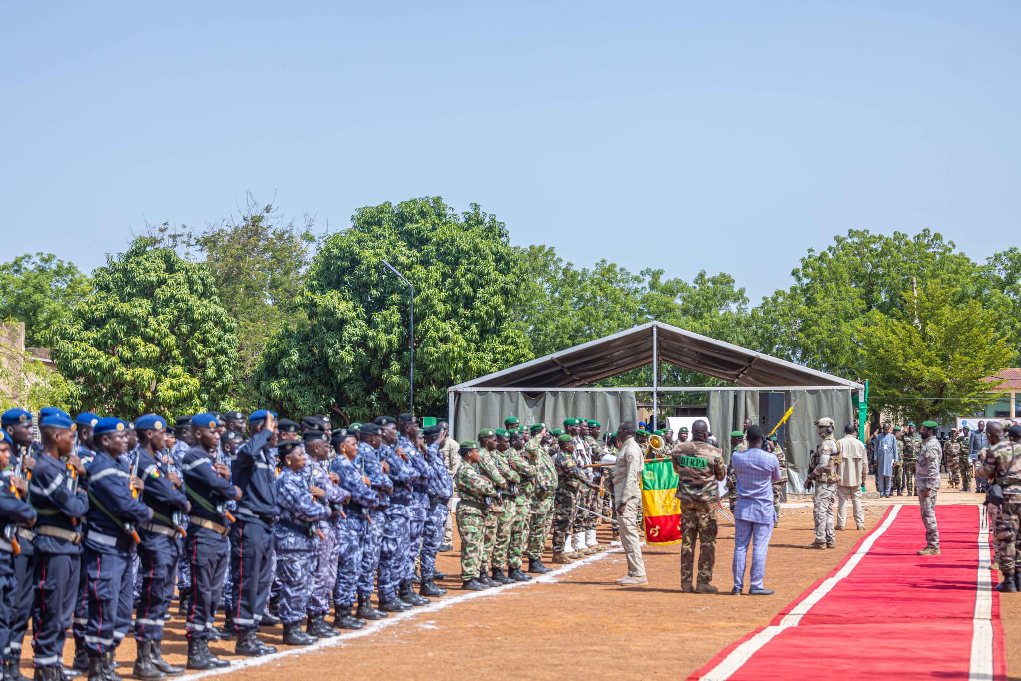 CAMP TIÈBA TRAORÉ DE SIKASSO : Le Président de la Transition, Assimi GOÏTA, partage un repas de cohésion avec les Forces de Défense et de Sécurité