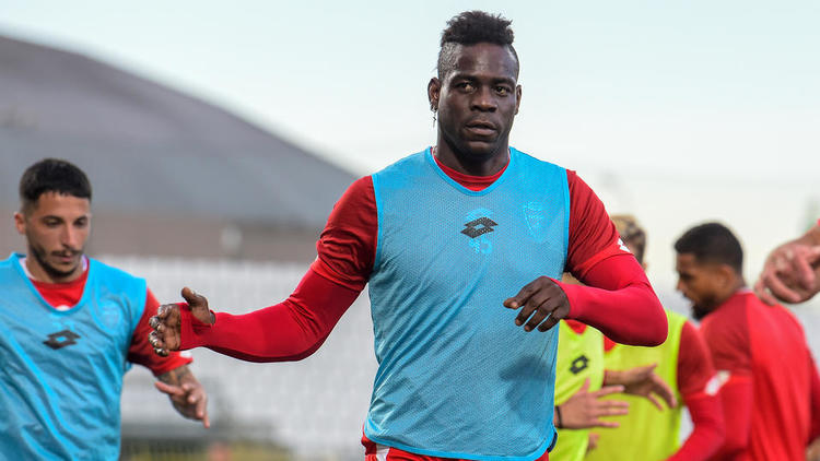 Football : Mario Balotelli aperçu ivre et allongé sur la route en Italie 