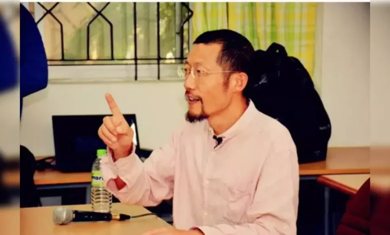 Qui est Hongchi Xiao ? Thérapeute qui soigne ses patients en les g!flant