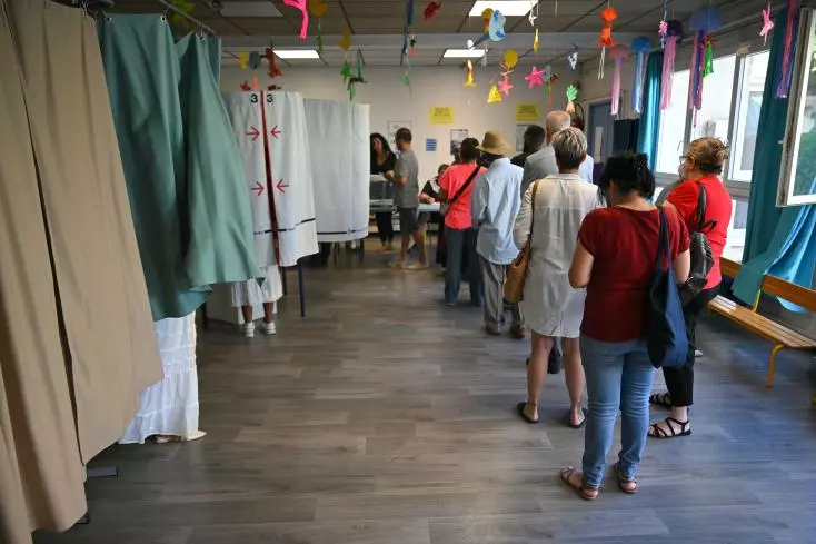 France - Législatives: la gauche sort en tête, vague RN limitée, la France sans majorité absolue