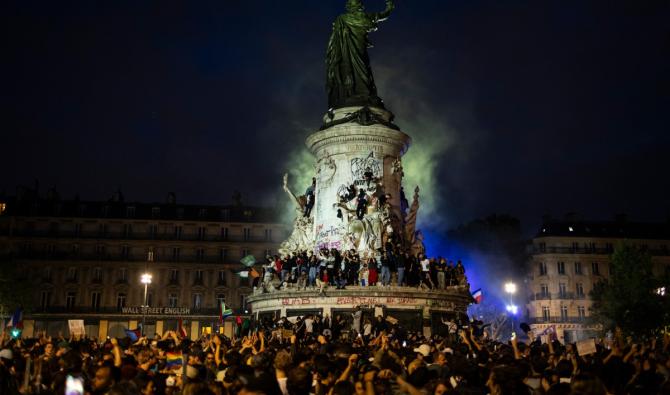 A Paris, des milliers de personnes célèbrent l'arrivée en tête de la gauche