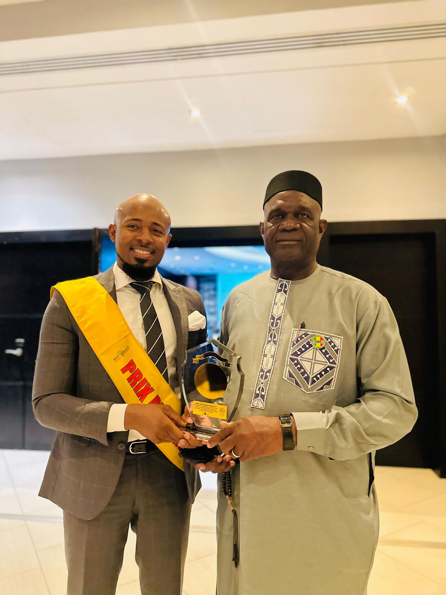 PADEL 2024 : La Présidente Fatoumata Batouly Niane reçoit le Grand Prix des Leaders Africains.